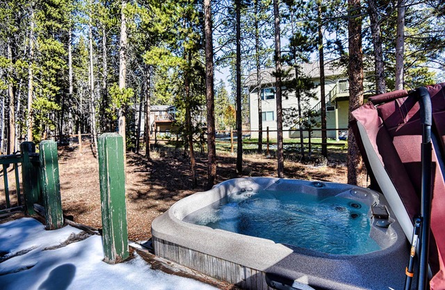 Hot tub, Arcades, Forest Vibe & Close to Downtown!