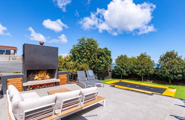 Hot Tub, Beautiful Lake Views, Outdoor Entertaining Area, Close to town & lake