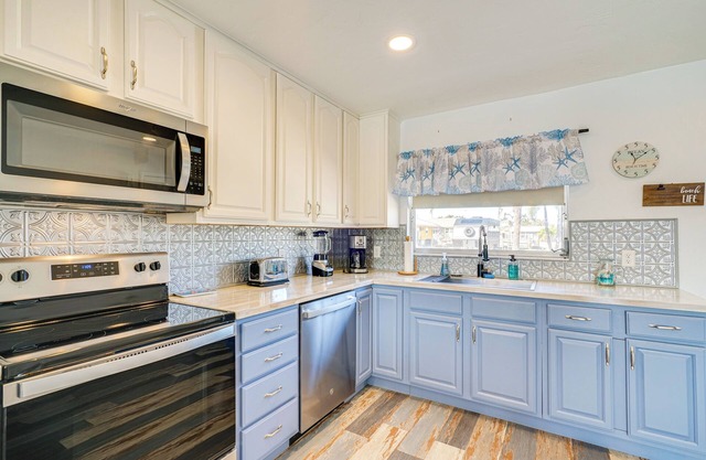 Hot Tub, Boat Dock & More: Colorful Matlacha Oasis