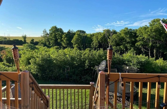 Hot tub! Breakfast incl. Private & bright 2 bdrm.
