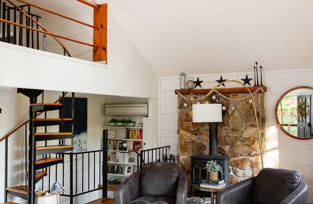 HOT TUB! Charm Mount Gem Escape on Sleepy Creek, for 8, Hike, Fish, Ski, 4 Acres