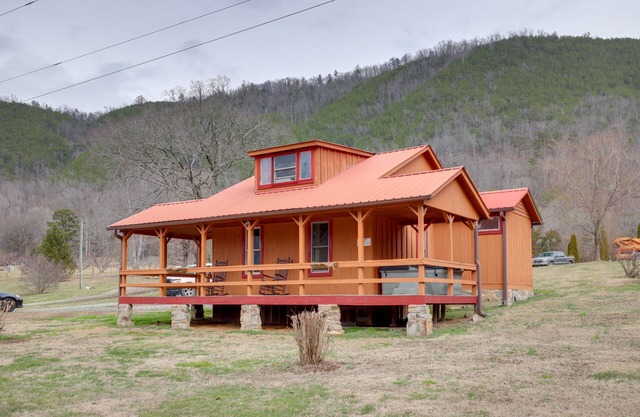 Hot Tub & Charcoal Grill: Hot Springs Getaway!