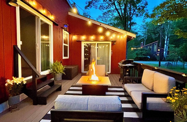 HOT TUB! Deck, Yard, Fire pits, Borders State Park!