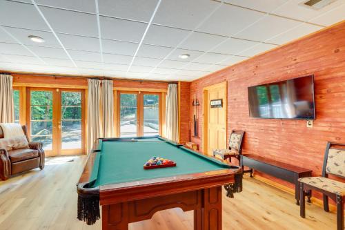 Hot Tub, Decks and Creek Access McCaysville Cabin!