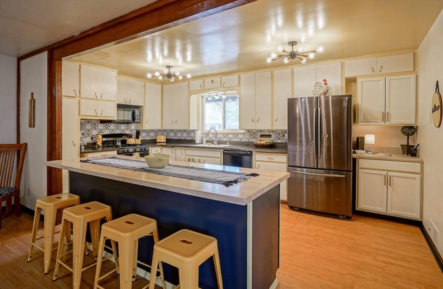 Hot Tub, Dog Friendly- 3bd/2ba home w/Retro flare!