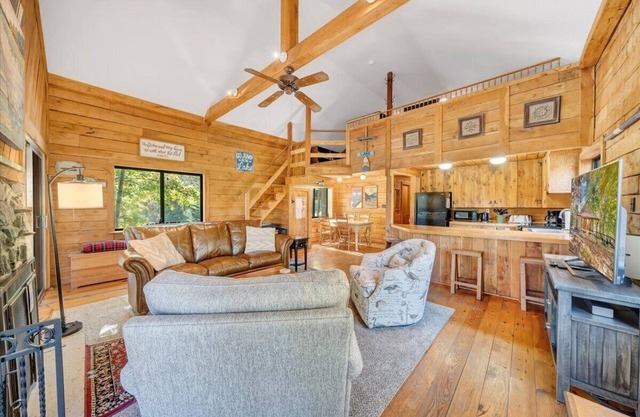 Hot-Tub, Dogs allowed, Fire Pit, Lakeside Cabin Smith Mountain Lake, Kayaks