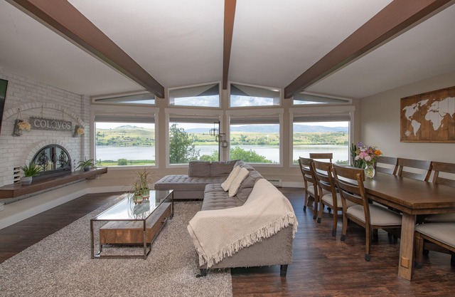 HOT TUB, Family friendly home with Lakeviews minutes away to SilverStar and Golf