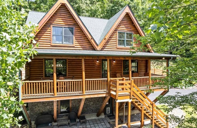 NEW listing! Hot Tub, Fiber WiFi, Pool Table, Playground, Privacy. Easy access!