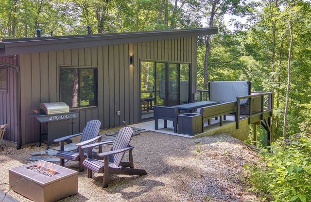 Hot Tub & Fire Pit: Cabin in Black Mountain!