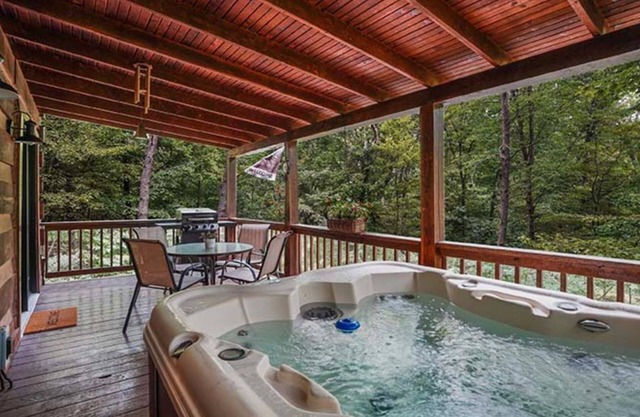 Private 5 acres, Hot Tub, Fire Pit, Close to Caves