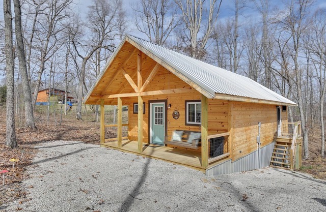 Hot Tub & Fire Pit: Romantic Getaway in Frenchburg