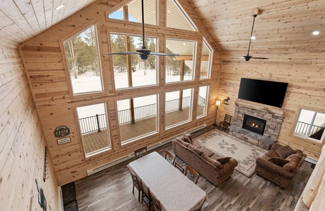 Hot Tub & Fire Pit+Sleeps 22+Close to Yellowstone!