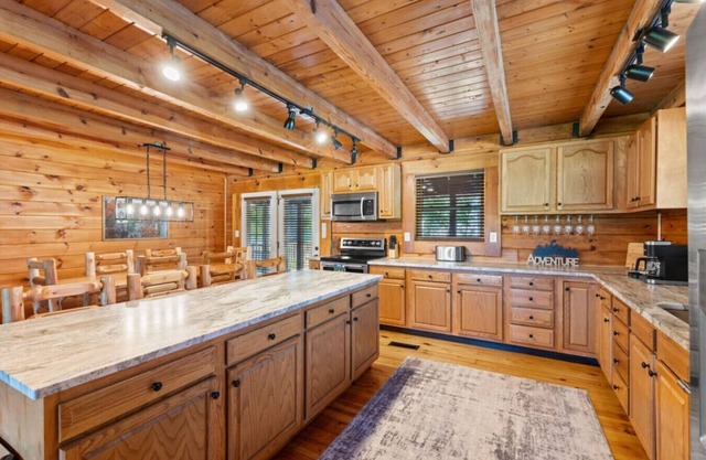 Hot Tub, Fire Pit, WiFi, EV Charger | Biggie cabin near Red River Gorge, KY!