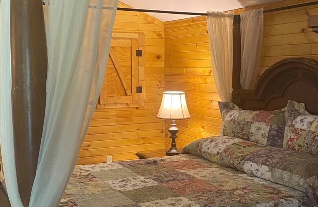 Hot Tub, Fire Ring, Charcoal Grill, Picnic Table, Fishing catch and release