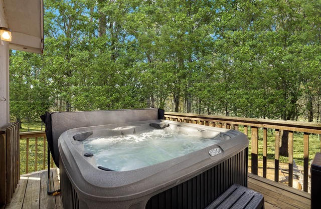 Hot Tub, FirePit, Large Yard, Screened Porch, WiFi