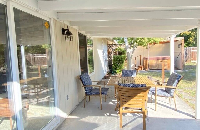 HOT TUB! Firepit - Bright Open-Near Airport & Freeway
