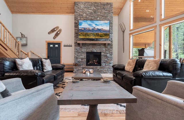 Hot Tub, Firepit, Large Deck, Game Room, Secluded Mtn Views, 20 min to Park | Yellowstone Escape