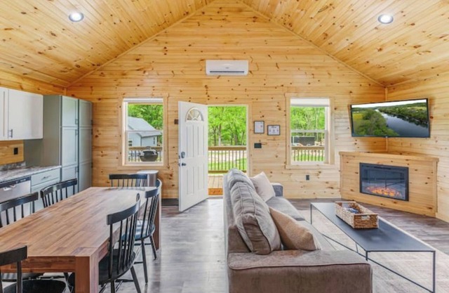 Hot Tub~Firepit~Riverfront~Near Lake Cumberland
