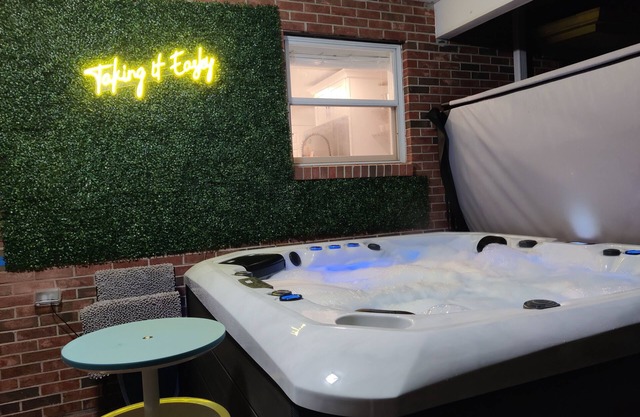 Hot Tub, Firepit, & Sportsbar Garage @ The Living Easley Manor!