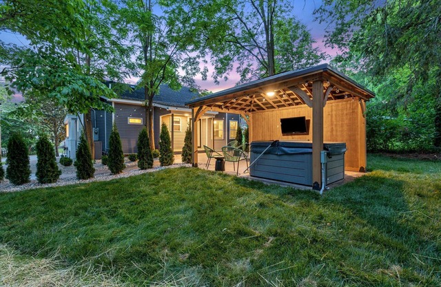 Hot Tub & Fireplace/12min to Horse Park/30 Min to Ark