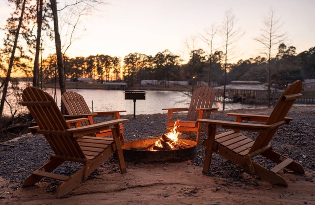 Hot Tub-Fireplace-Fire Pit-Spacious, Cozy Mid-Lake Cabin Right On The Water!