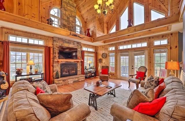 Hot Tub & Game Room: 'A Mountain Dream' in Vilas