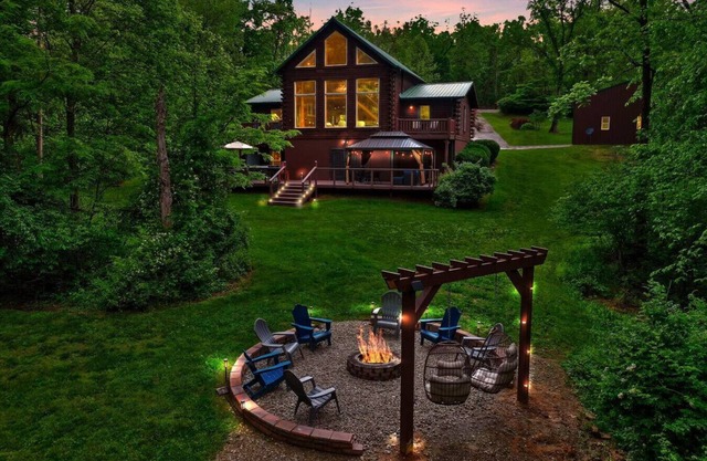 Hot Tub ~ Huge Game Room ~ Golf Simulator ~ Cozy Cabin ~ Hocking Hills
