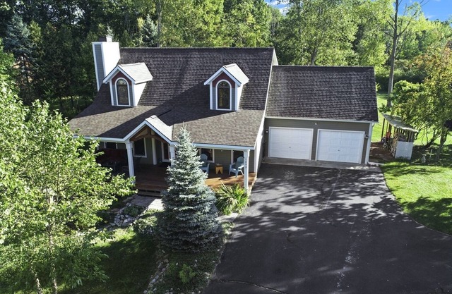 Private Beach * Secluded on 1-Acre * HOT TUB * Game Room *