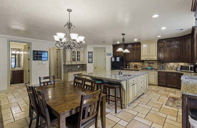 Hot Tub Game Room. Sleeps 17. You Tube TV. 20 minutes to Zions Natl Park