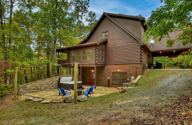 Hot Tub, Game Room, Paved Roads, Large Cabin
