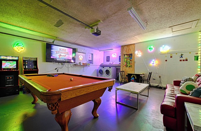 Hot Tub, Gameroom,17 min to Dickies Arena, FirePit!!