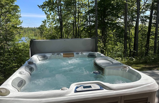 Hot tub - Great views - close to PRNL - private