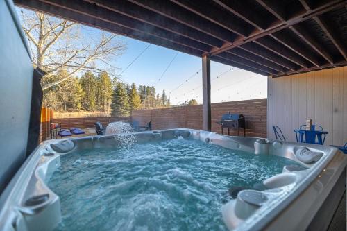 Hot Tub Hideout- Private & Downtown Access
