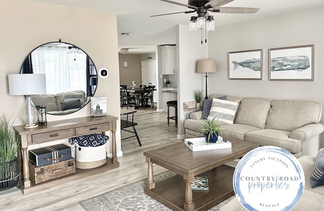 Hot Tub, Private Beach, Screened Porch Backyard Oasis, Local Pool, Close to all!