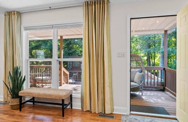 Hot Tub-King Bed-Large TV and Family Room-Well stocked-15 min to Dt Asheville