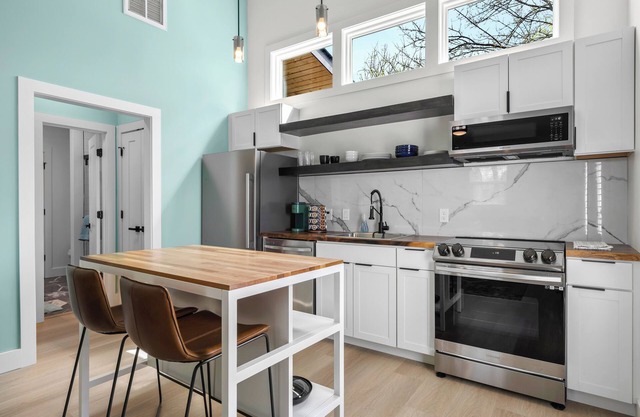 Hot Tub, King Bed, only 5 minutes to downtown!