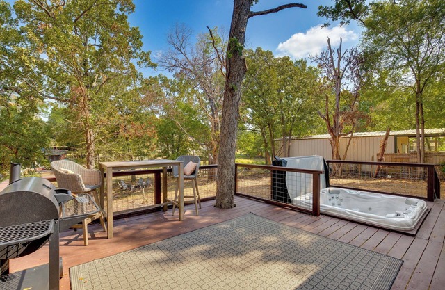 Malakoff Retreat w/ Hot Tub & Lake Access!