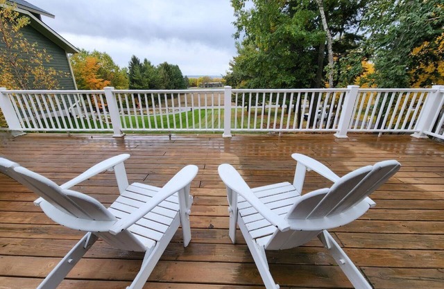 HOT TUB-Lake Michigan views-15 minutes to ski hills
