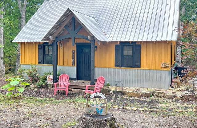 "Outstanding Long Weekend Location!" Cozy 2BR Cabin w/Screened Porch - 2 miles to Cloudland Canyon