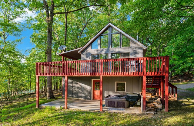 Hot Tub, Large Deck, WiFi, Fire Pit at Chalet Cabin