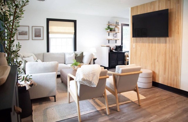 Chic Cottage w/ Hot Tub – Close to Geneva Wineries & SPIRE Institute