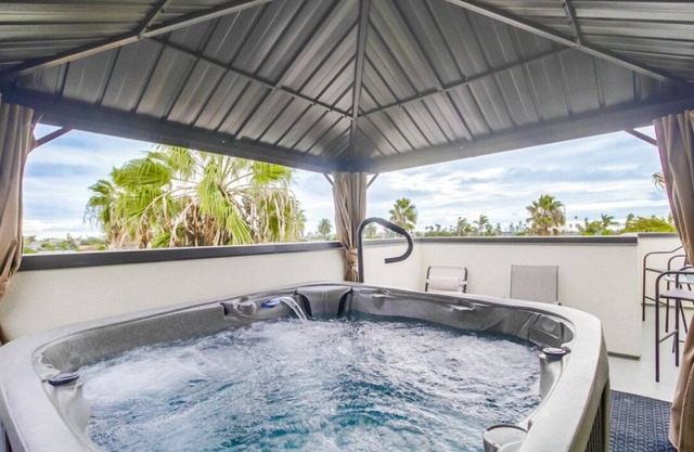 Hot Tub, New 2 Bedroom Park Blvd Condo