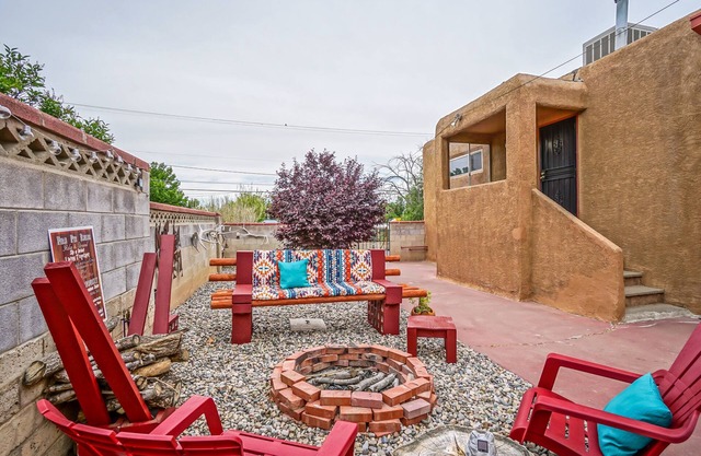 Nob Hill Guesthouse, King Bed, Patio w / Firepit