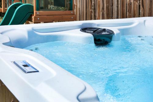 Hot Tub Nr Sea World Yard Bbq Swing Set Game Room