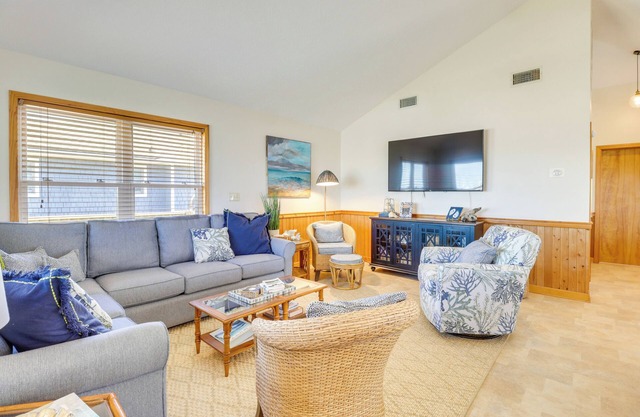 Hot Tub & Ocean Views: Kitty Hawk Haven!