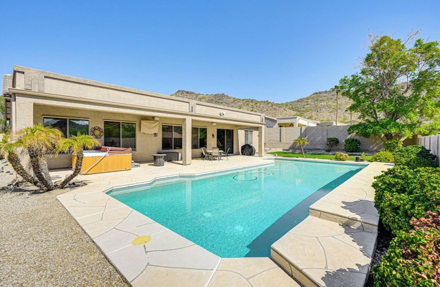 Hot Tub & On-Site Hiking: Phoenix Retreat!