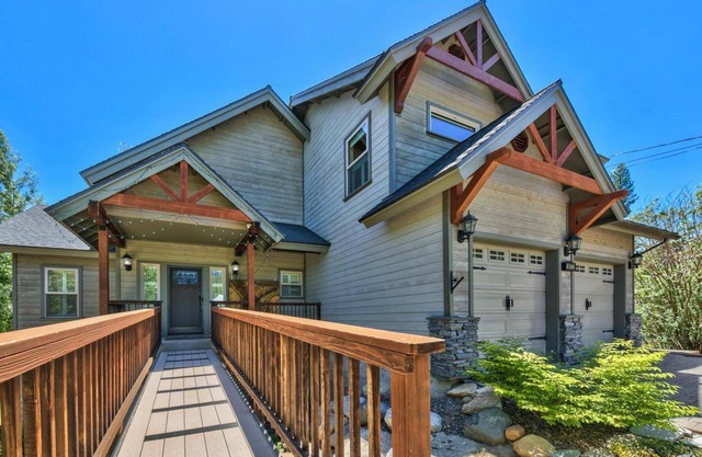 Hot Tub, Pet Friendly, 3 game rooms, Walk to Trailhead
