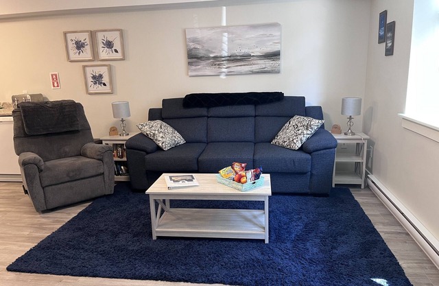 Hot tub, Pet Friendly + Monthly Discounts! Trails Nearby!