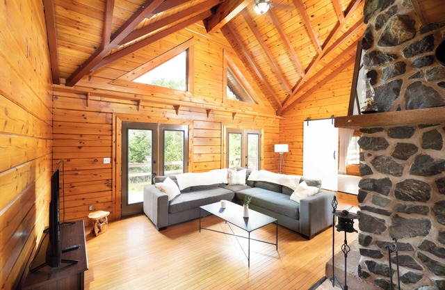 Hot Tub & Pool Cottage Escape