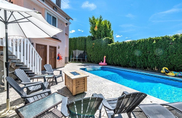 Amplia casa con piscina, cerca de KVR, el centro y el lago